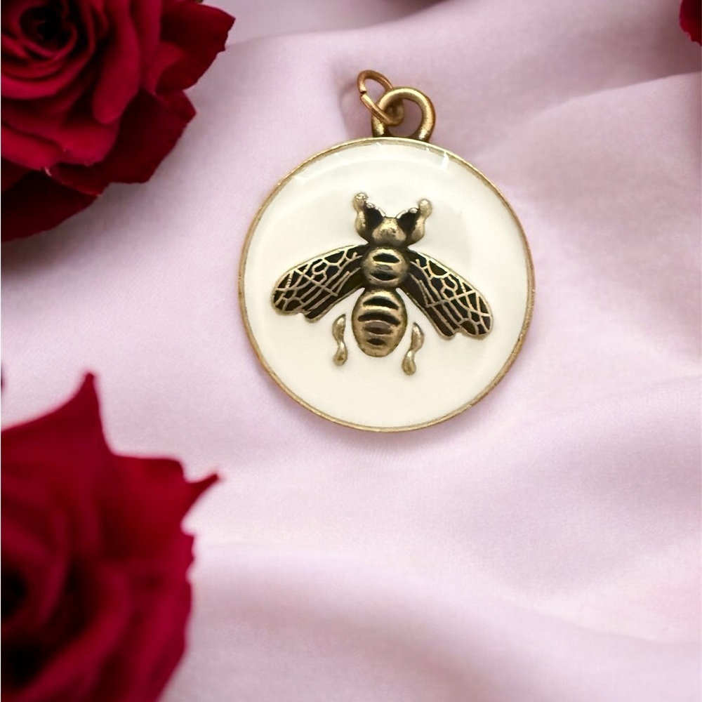 Bee Gold and White pendant necklace - Picture 1 of 5